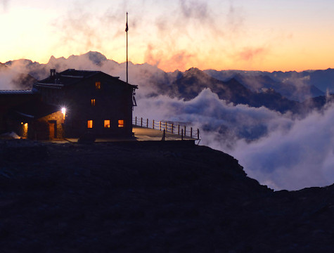 glaciers hiking tour in rifugio