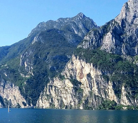 Da paese a paese tra gli ulivi e le montagne del Garda